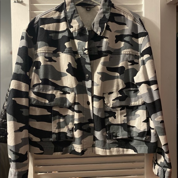 Like new jean jacket - Picture 5 of 5